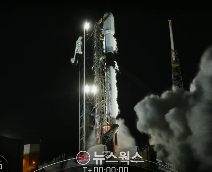 미국 플로리다주 케이프 커너베럴 우주군기지에서 대한민국 정찰위성 4호기가 실린 스페이스X사의 팰컨-9 발사체가 발사되고 있다. (사진제공=한화시스템)