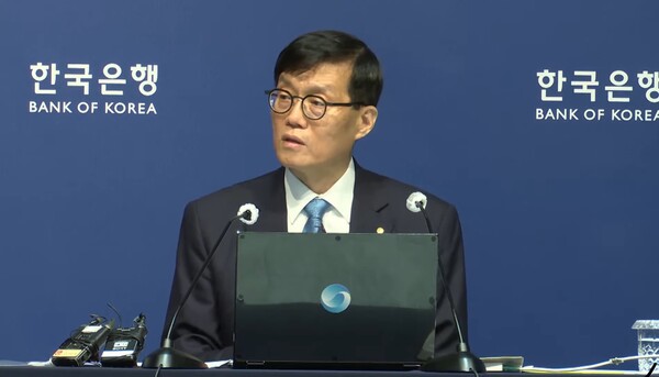 이창용 한은 총재가 지난 17일 통화정책방향 관련 기자간담회를 진행하고 있다. (출처=한국은행 유튜브)