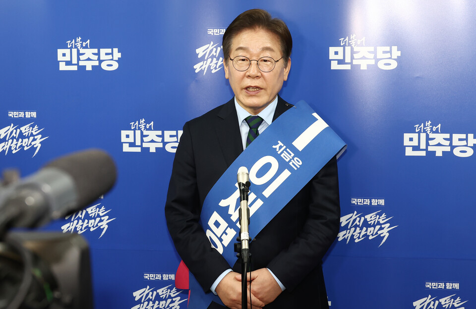 이재명 더불어민주당 대선 경선 후보가 지난 19일 충북 청주체육관에서 열린 충청권 합동연설회를 마치고 충청 경선 승리 소회를 밝히고 있다. (사진=뉴스1)