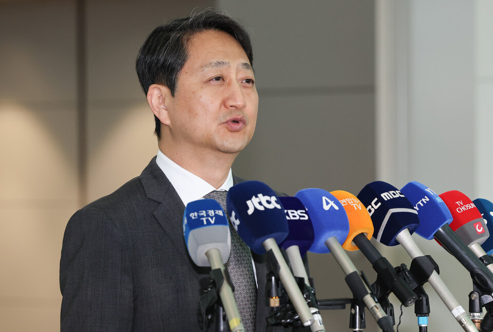 미국 워싱턴 D.C에서 진행되는 '한미 2+2 통상 협의' 참석차 23일 인천국제공항 2터미널에서 출국하는 안덕근 산업통상자원부 장관이 취재진의 질문에 답하고 있다. (사진=뉴스1)