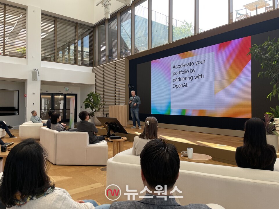 콜린 에반스 오픈 AI 벤처캐피탈 파트너쉽장이 발표를 하고 있다. (사진제공=한국산업은행)