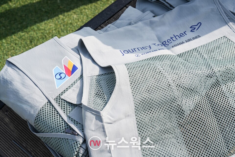 대한항공과 아시아나항공의 합동 봉사활동 기념 조끼. (사진제공=대한항공)