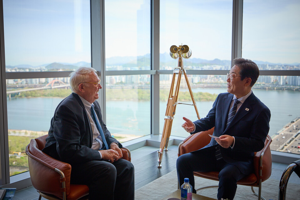 이재명 더불어민주당 대선 경선 후보가 23일 존 햄리 미국 전략국제문제연구소장과 대화하고 있다. (사진제공=이재명 캠프)