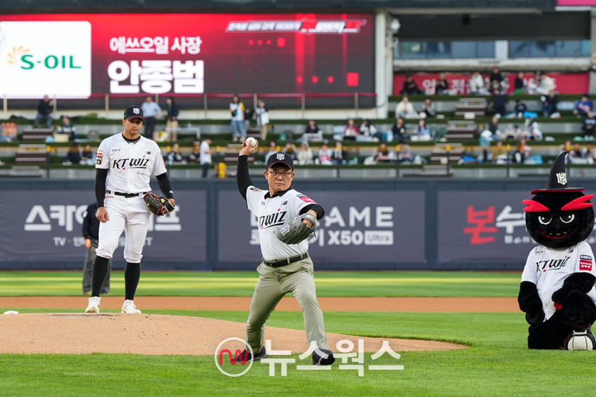 안종범 에쓰오일 마케팅 총괄 사장이 지난 23일 수원 KT 위즈파크에서 열린 경기에서 시구를 하고 있다. (사진제공=에쓰오일)