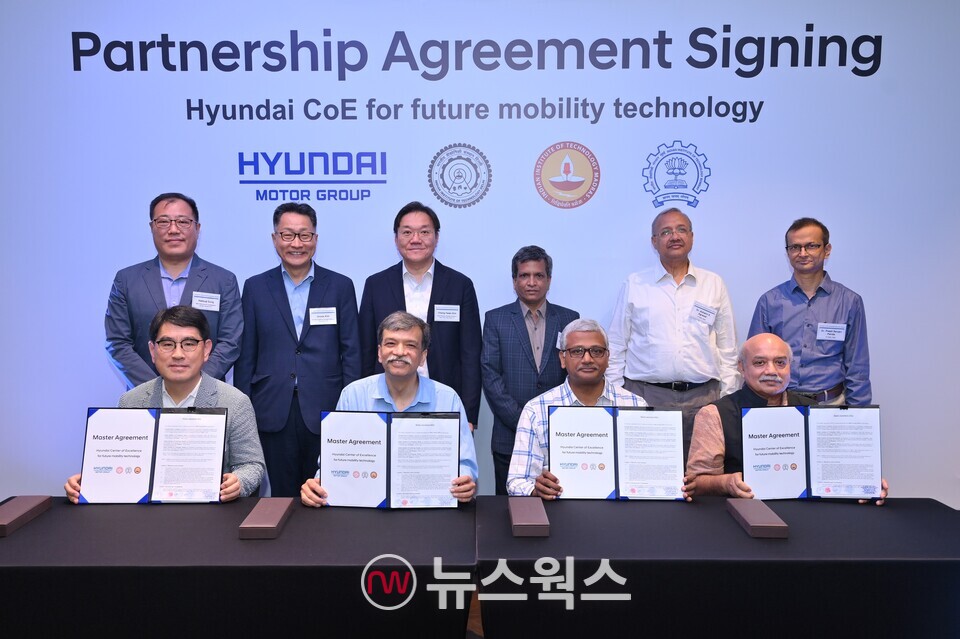 현대차·기아가 23일(현지시각) 인도 공과대학교(IIT) 3개 대학과 함께 '현대 미래 모빌리티 혁신센터' 공동 설립을 위한 계약을 체결한 뒤 양희원(앞줄 왼쪽 첫번째) 현대차·기아 R&D본부장을 비롯한 IIT 관계자들이 기념촬영을 하고 있다. (사진제공=현대차그룹)