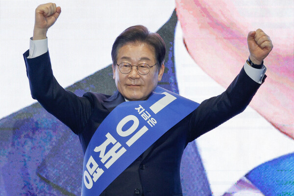 이재명 더불어민주당 대선 경선 후보가 지난 20일 경남 울산전시컨벤션센터에서 열린 영남권 합동연설회에 참석해 정견발표를 하기 전 인사하고 있다. (사진=뉴스1)