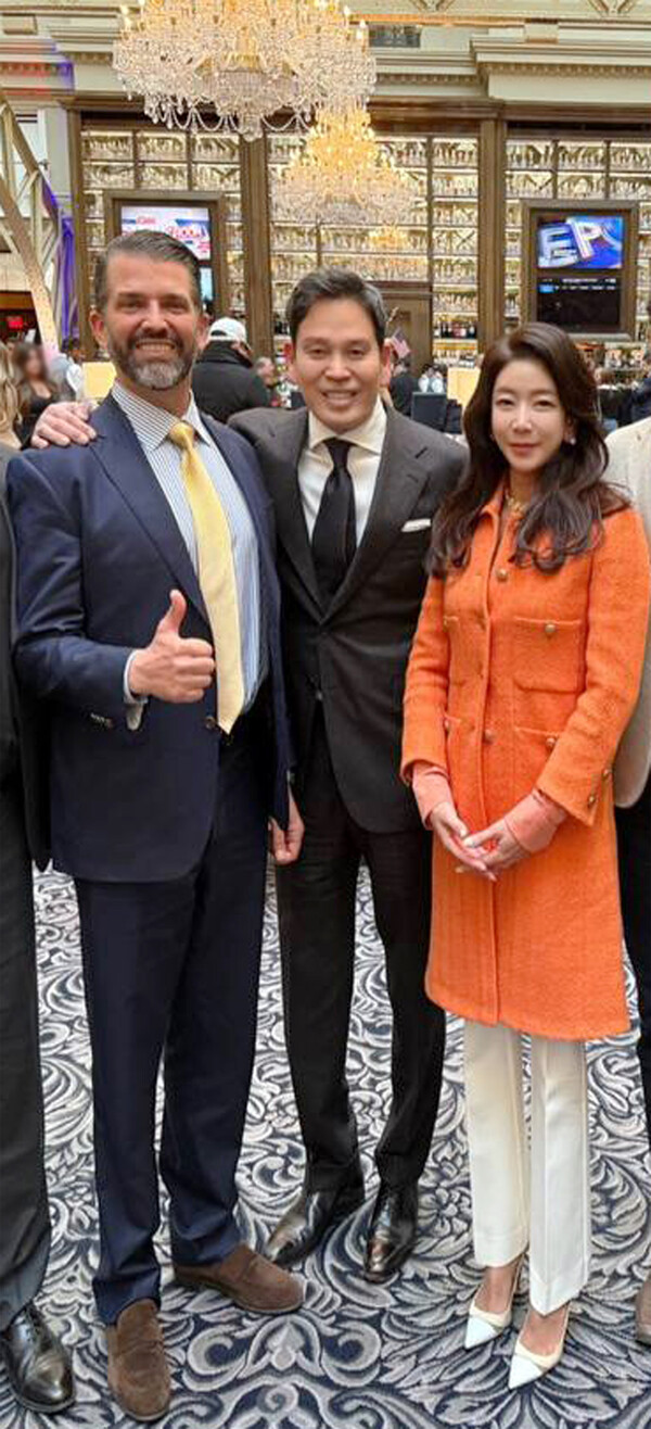 왼쪽부터 트럼프 주니어와 정용진 신세계그룹 회장, 정 회장 아내인 한지희씨가 지난 1월 미국을 방문해 기념 촬영을 하고 있다. (사진제공=신세계그룹)