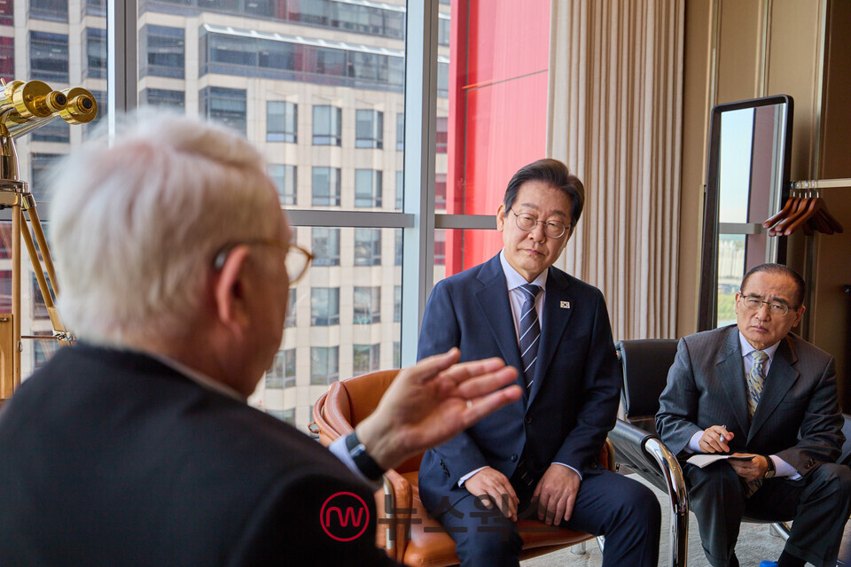 이재명 더불어민주당 대선 경선 후보가 23일 존 햄리 미국 전략국제문제연구소장과 대화하고 있다. (사진제공=이재명 캠프)