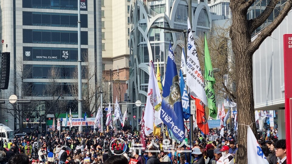 지난 4일 '윤석열 즉각퇴진, 사회대개혁 비상행동'이 안국역 6번 출구 앞에서 탄핵 촉구 집회를 열고 있다. (사진=손일영 기자)