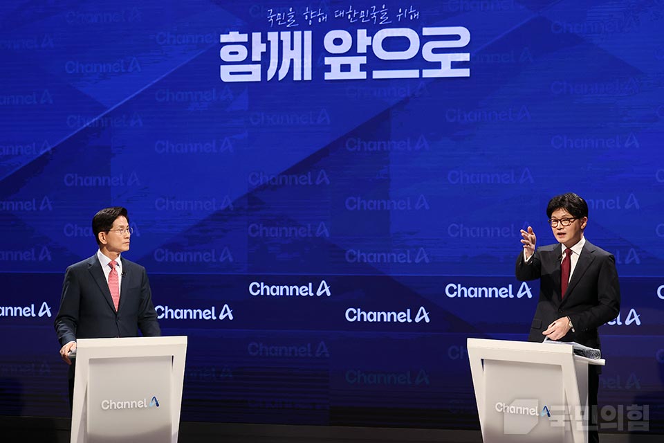 김문수(왼쪽부터)·한동훈 국민의힘 대선 경선 후보가 지난 24일 오후 종로 동아미디어센터 채널A 오픈스튜디오에서 2차 경선 맞수 토론회를 진행하고 있다. (출처=국민의힘 홈페이지)