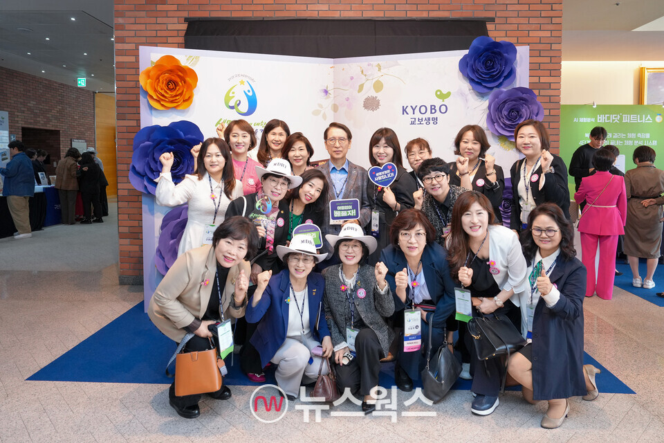 지난 23일 충남 천안시 계성원에서 열린 '교보 MDRT DAY' 행사에서 신창재 교보생명 대표이사 겸 이사회 의장(윗줄 가운데)과 교보 MDRT 재무설계사들이 기념촬영을 하고 있다. (사진제공=교보생명)