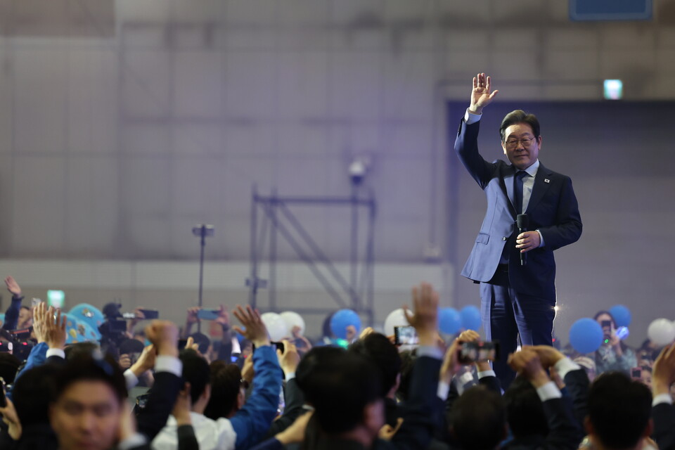 21대 대선 더불어민주당 후보로 선출된 이재명 후보가 27일 경기 고양시 킨텍스에서 열린 수도권·강원·제주 합동연설회에서 손인사를 하고 있다. (사진=뉴스1)