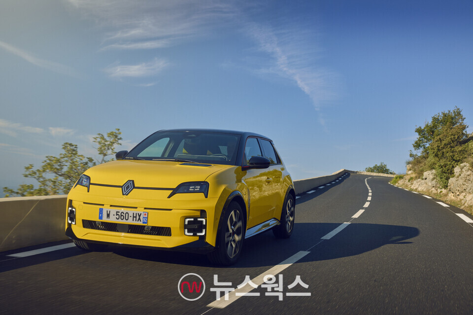 2025 유럽 올해의 차를 수상한 르노 '5 E-Tech 일렉트릭'. (사진제공=르노코리아)