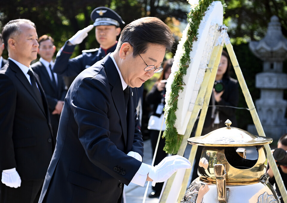 이재명 더불어민주당 대선 후보가 28일 오전 서울 동작구 국립서울현충원 고(故) 이승만 전 대통령 묘역을 찾아 참배하고 있다.(사진=뉴스1)