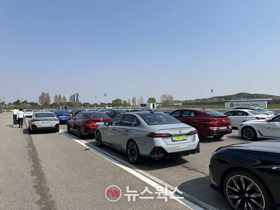 지난 25일 인천 영종 BMW 드라이빙센터에서 열린 'BMW i 미디어 인덕션' 행사에서는 다양한 전기차 모델을 번갈아 시승하며 각 차량의 성능을 극한까지 체험할 수 있었다. (사진=정현준 기자)