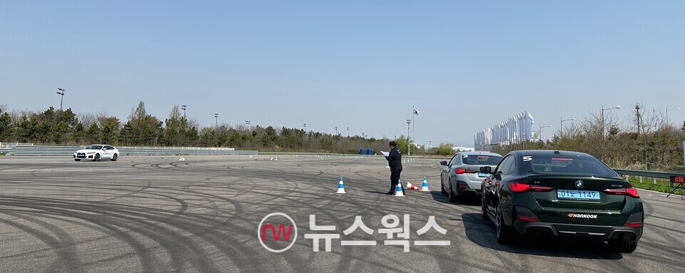 안전 고깔로 만들어진 S자 코스를 빠르게 통과하는 '짐카나' 코스에서 한 차량이 주행을 하고 있다. (사진=정현준 기자)