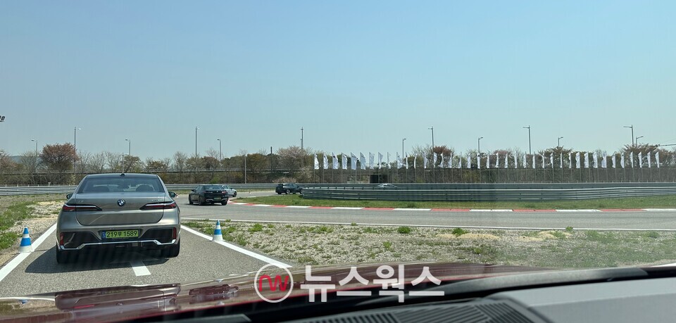 이날 참가자들이 총 2.6km 길이의 17개 코너가 구성된 전문 트랙에서 주행하고 있다. (사진=정현준 기자)