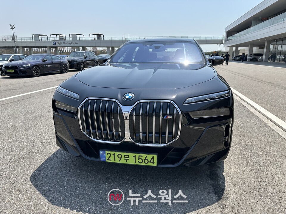 시승을 앞두고 BMW 드라이빙센터 내에 플래그십 전기 세단 'i7'이 대기하고 있다. (사진=정현준 기자)