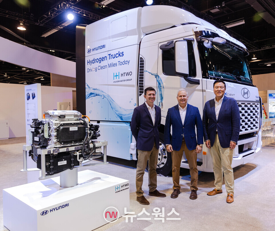 제롬 그레주아(왼쪽부터) 현대미국기술센터 디렉터, 켄 라미레즈 현대차 글로벌상용&수소사업본부 부사장, 짐 박 현대차 북미법인 상용&수소사업개발담당 전무가 기념 촬영을 하고 있다. (사진제공=현대차)
