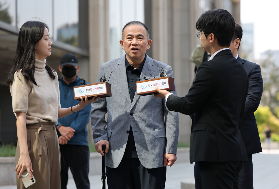 윤석열 전 대통령 부부 공천 개입 의혹의 핵심 인물인 명태균 씨가 29일 오전 검찰 조사를 받기 위해 서울 서초구 서울고검 청사로 출석하며 입장을 밝히고 있다. 명 씨가 창원지검이 아닌 서울중앙지검에 출석해 조사를 받는 건 이번이 처음이다. (사진=뉴스1)