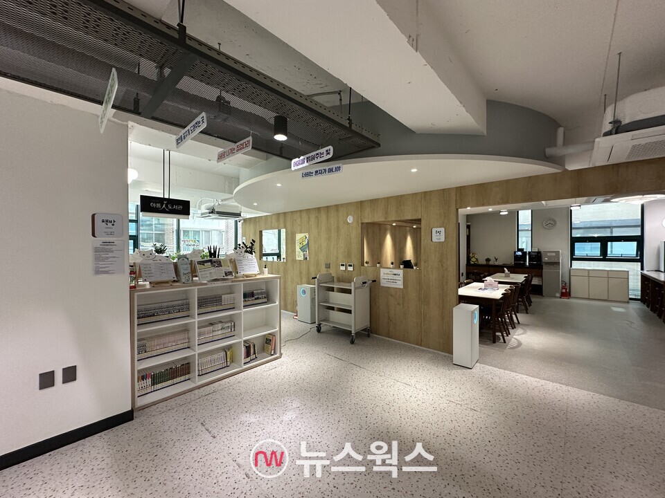 센터에는 다양한 책을 이용할 수 있는 '책방'과 간단한 요리를 만들어 나눌 수 있는 '주방' 등이 마련돼 있다. (사진=정현준 기자)