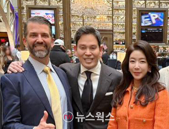 정용진 신세계그룹 회장(가운데)과 그의 아내인 한지희 씨가 지난 1월 미국을 방문하면서 트럼프 주니어와 함께 기념 촬영을 하고 있다. (사진제공=신세계그룹)