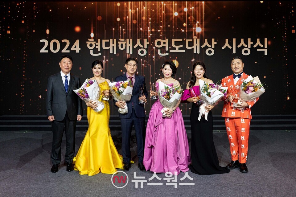 이석현(왼쪽) 현대해상 대표가 29일 서울 워커힐 호텔에서 열린 '2024 연도대상 시상식'에서 '현대명장' 수상자들과 기념 촬영을 하고 있다. (사진제공=현대해상)