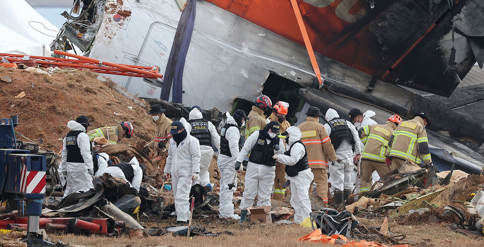 지난 1월 4일 전남 무안군 무안국제공항 제주항공 여객기 참사 현장에서 경찰 과학수사대와 소방대원들이 사고 기체 주변 잔해 수색을 하고 있다. (사진=뉴스1)