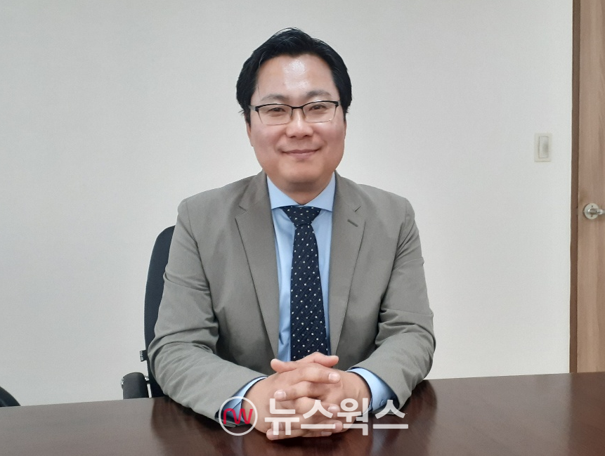 김인만 김인만경제연구소 소장이 지난 4월 30일 뉴스웍스 본사에서 인터뷰를 하고 있다. (사진=안광석 기자)