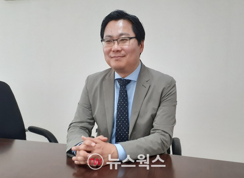김인만 김인만경제연구소 소장이 지난 4월 30일 뉴스웍스 본사에서 인터뷰에 응하고 있다. (사진=안광석 기자)