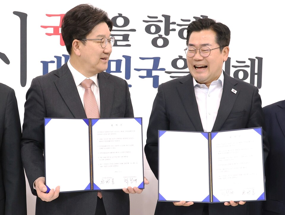 박찬대(오른쪽) 더불어민주당 원내대표와 권성동 국민의힘 원내대표가 1일 오전 서울 여의도 국회에서 추경안 합의문에 서명한 뒤 기념촬영을 하고 있다. (사진=뉴스1)