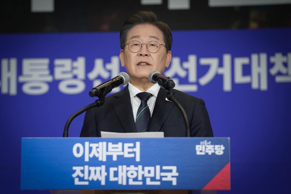 이재명 더불어민주당 대선 후보가 30일 서울 여의도 국회 의원회관에서 열린 더불어민주당 제21대 대통령선거 '진짜 대한민국' 중앙선거대책위원회 출범식에서 연설하고 있다. (출처=박찬대 의원 페이스북)