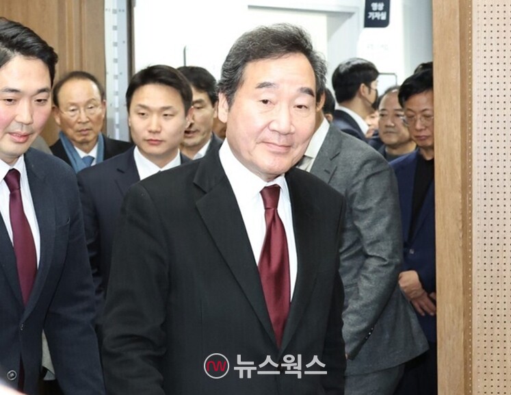 이낙연 더불어민주당 전 대표가 지난 11일 국회소통관 기자회견을 하기위해 국회소통관으로 입장하고 있다. (사진=원성훈 기자)