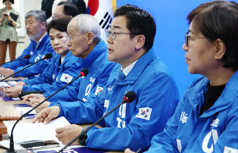 박찬대(오른쪽 두 번째) 더불어민주당 상임총괄선거대책위원장이 2일 오전 서울 여의도 중앙당사에서 열린 중앙선거대책위원회의에서 모두 발언을 하고 있다. (사진=뉴스1)
