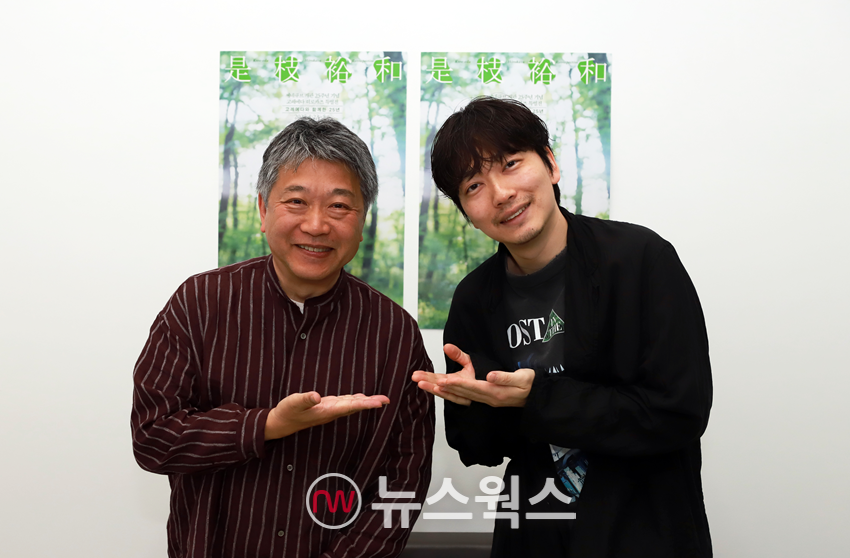 고레에다 히로카즈(왼쪽) 감독이 지난 4월 30일 서울 광화문 예술 전용 영화관 씨네큐브에서 실시된 마스터클래스에서 관객에게 자필 사인을 전달하고 있다. (사진제공=태광그룹)