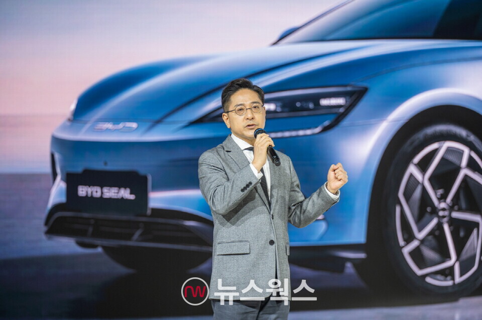 지난달 3일 열린 2025 서울모빌리티쇼' 미디어데이에서 조인철 BYD코리아 승용 부문 대표가 씰'과 '아토3'에 대해 소개하고 있다. (사진제공=BYD코리아)