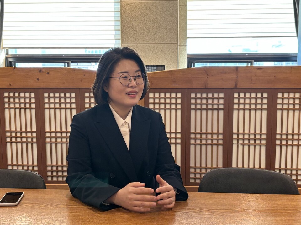 이송희 서울시복지재단 연구위원이 인터뷰를 진행하고 있다. (사진=서울시복지재단)