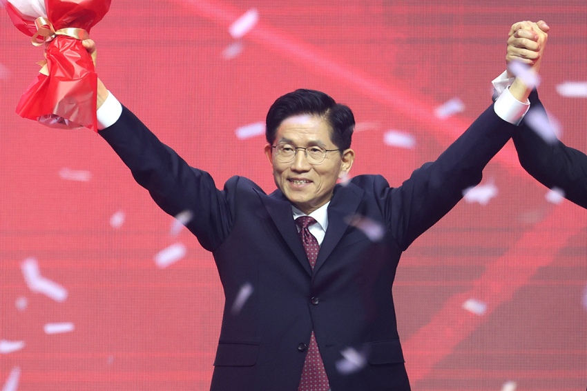 제21대 대통령선거 국민의힘 후보자로 선출된 김문수 후보가 3일 경기 고양시 킨텍스에서 열린 5차 전당대회에서 꽃다발을 들고 인사하고 있다. (사진=뉴스1)