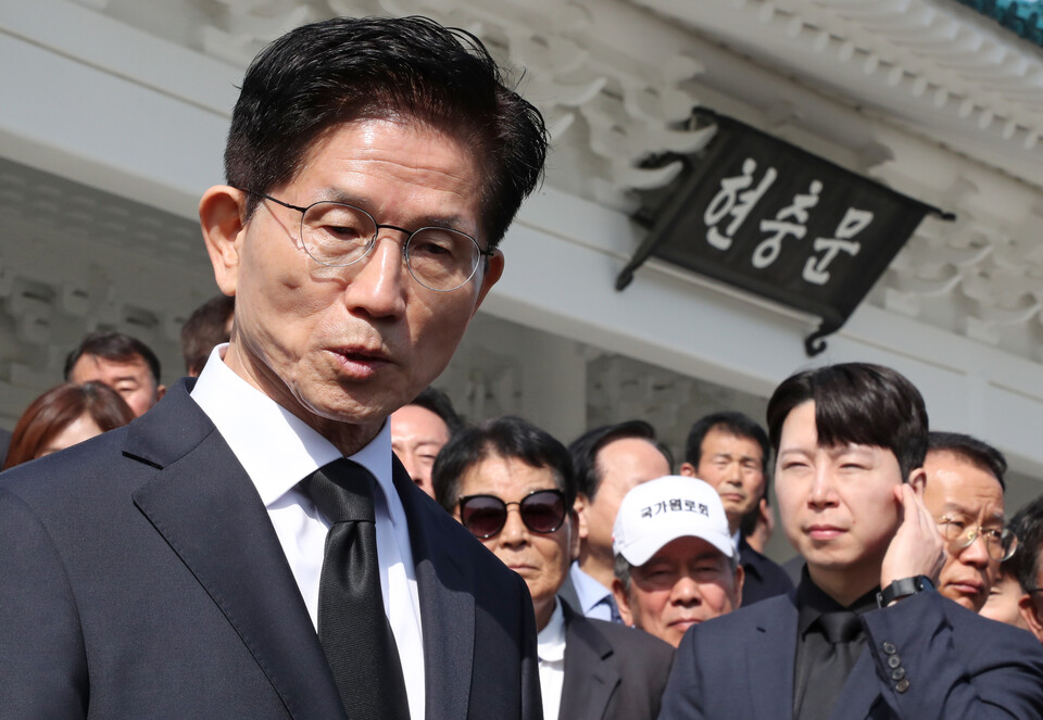 김문수 국민의힘 대통령 후보가 4일 오전 서울 동작구 국립서울현충원에서 현충탑 참배를 마친 뒤 취재진 질문에 답하고 있다.(사진=뉴스1)
