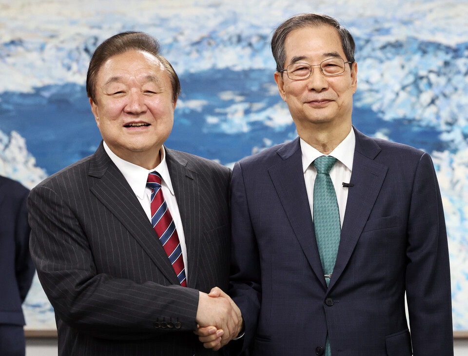 한덕수(오른쪽) 무소속 대선 예비후보가 3일 오후 서울 영등포구 헌정회에서 정대철 헌정회장을 예방하며 기념촬영을 하고 있다.(사진=뉴스1)