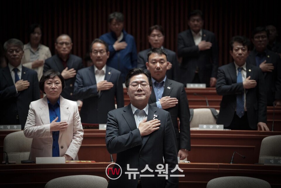 박찬대 더불어민주당 원내대표를 비롯한 의원들이 4일 국회에서 열린 긴급 의원총회에 앞서 국기에 대한 경례를 하고 있다.(사진=박찬대 의원 페이스북)