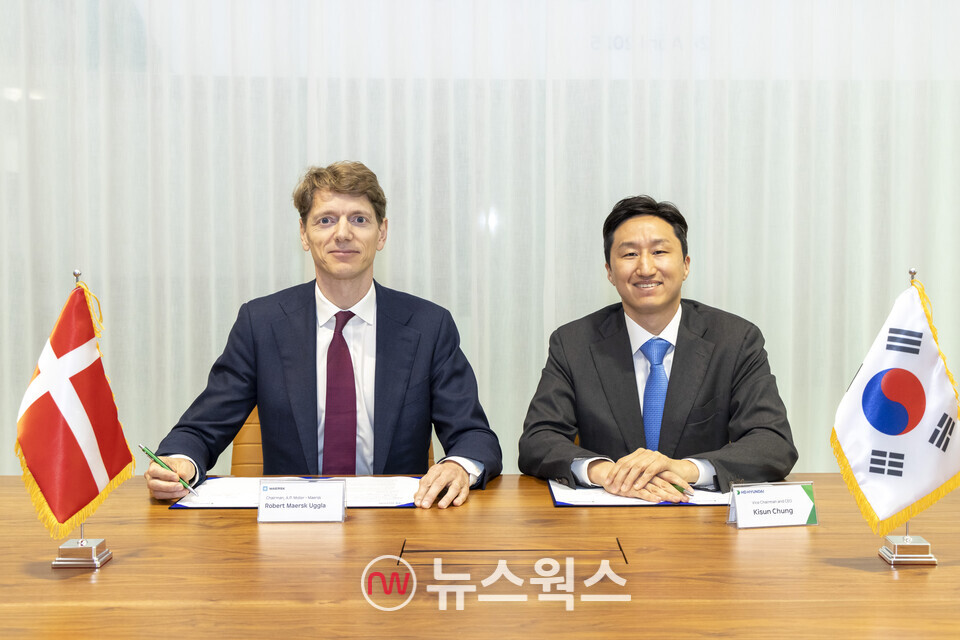 정기선(오른쪽) HD현대 수석부회장과 로버트 머스크 우글라 머스크 의장이 ‘탈탄소 해운 기술 발전 및 글로벌 통합 물류 서비스 분야의 포괄적 협력 관계 구축을 위한 양해각서'에 서명하고 있다. (사진제공=HD현대)