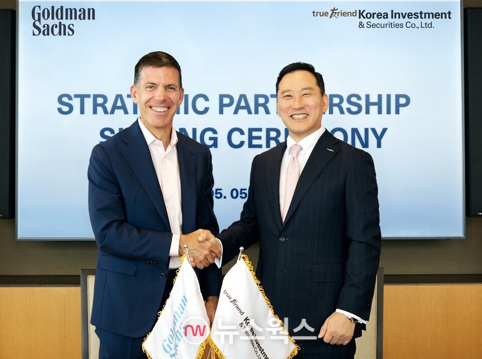 지난 5일(미국 동부시간) 뉴욕 골드만삭스 본사에서 김성환(오른쪽) 한국투자증권 대표와 존 월드론 골드만삭스 대표 겸 COO가 전략적 협업을 위한 양해각서 체결 후 기념촬영을 하고 있다. (사진제공=한국투자증권)