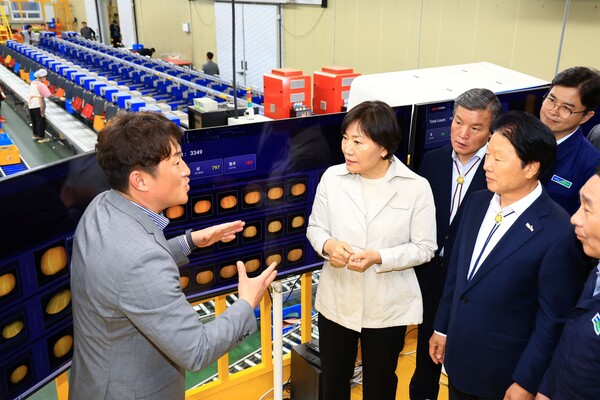 송미령(가운데) 장관이 7일 경북 성주군 월항농협 산지유통센터(APC) 선과장에서 수출 검역 현장을 점검하고 있다. (사진제공=농식품부)