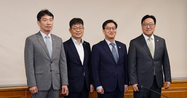 (왼쪽부터) 이복현 금융감독원장, 유상대 한국은행 부총재, 김범석 기획재정부 장관 직무대행, 김병환 금융위원장이 8일 서울 중구 은행회관에서 열린 '거시경제금융현안간담회' 시작에 앞서 기념촬영을 하고 있다. (사진제공=기획재정부)