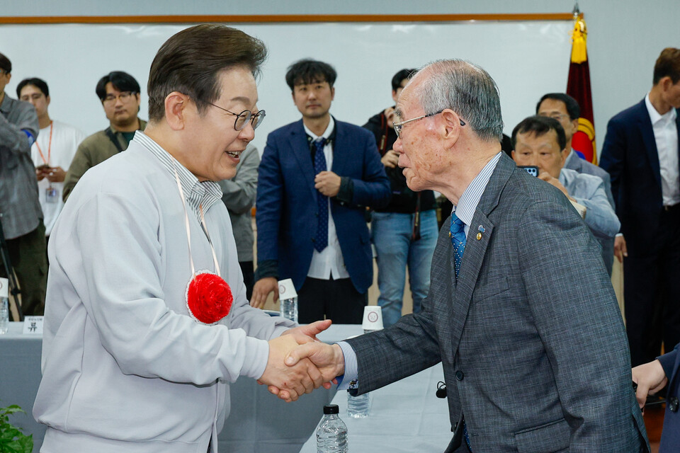 이재명 더불어민주당 대통령 후보가 지난 7일 오후 전북 익산시 대한노인회 익산지회에서 열린 임원과의 간담회에서 참석자들과 인사하고 있다. (사진=뉴스1)