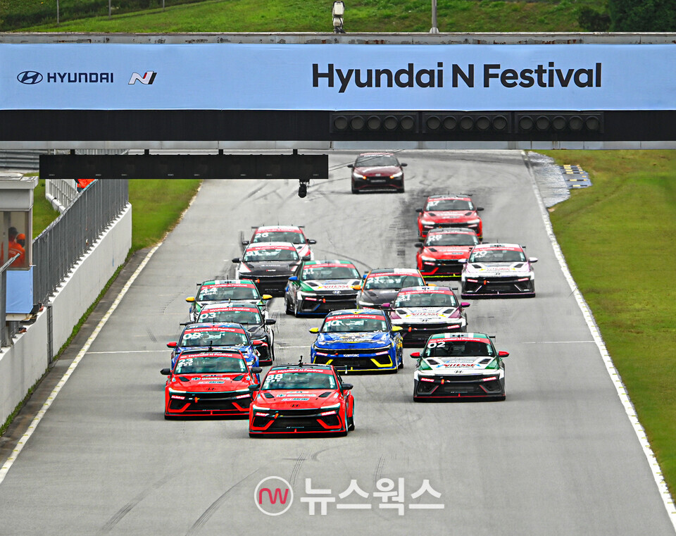 '현대 N 페스티벌' 2024 시즌에서 경주차들이 서킷을 주행하고 있다. (사진제공=현대차)