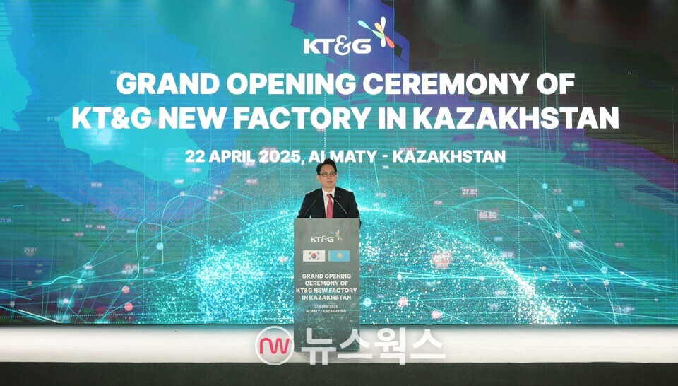 지난달 22일 카자흐스탄 신공장 준공식에 참석한 방경만 KT&G 사장이 기념사를 전하고 있다. (사진제공=KT&G)
