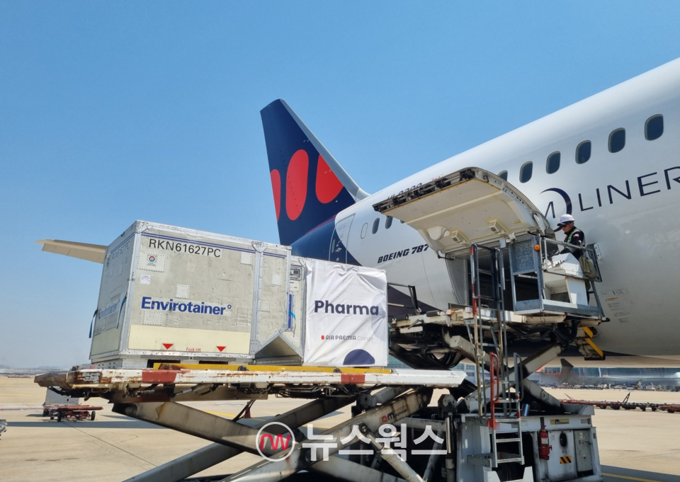 에어프레미아 항공기에 의약품 등 화물이 실리고 있다. (사진제공=에어프레미아)
