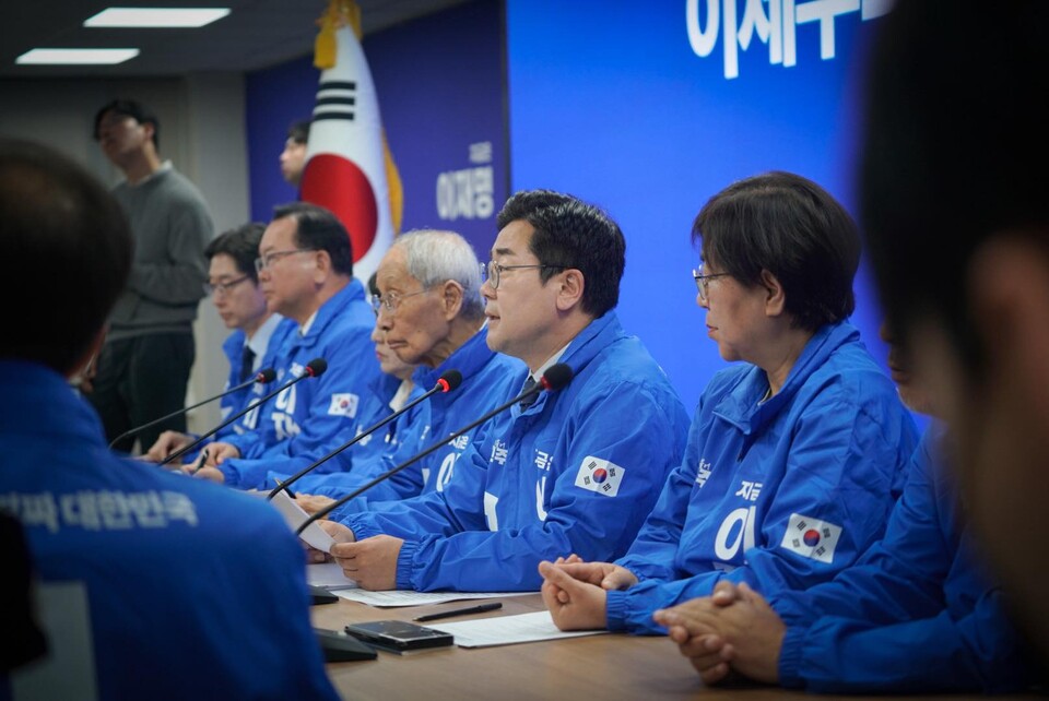 박찬대(오른쪽 두 번째) 더불어민주당 상임총괄선대위원장이 9일 오전 서울 여의도 중앙당사에서 열린 중앙선거대책위원회의에서 모두 발언을 하고 있다. (출처=박찬대 의원 페이스북)